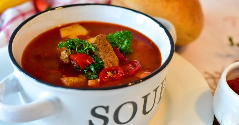 Le bouillon et la viande, préparés en parallèle